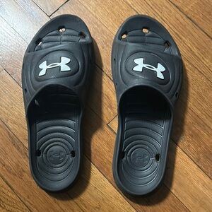 Under Armour big boys waterproof flip flops. Good condition!